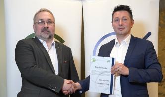 balra Tóth Géza átveszi a 2020. évi Energiatudatos Vállalat tanúsítványt Dr. Molnár Ferenctől
