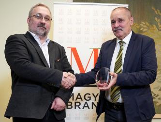 balra Tóth Géza átveszi a 2020. évi MagyarBrands elismerés üvegdíját Dr Totth Gedeontól
