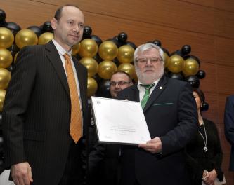 Dr. Rédei István átveszi az átvevői elismerést Pesei Tamástól, a Magyar Franchise Szövetség Felügyelő Bizottságának elnökétől