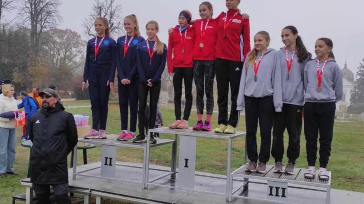 A Miskolci Sportiskola mezeifutó országos bajnok csapata és edzőjük az eredményhirdetésen, Zámbori Athos Zoltán (balról), a dobogó tetején: Pocsai Noémi Emese (balról), Fischer-Colbrie Fédra és Beke Adrienn.