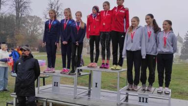 A Miskolci Sportiskola mezeifutó országos bajnok csapata és edzőjük az eredményhirdetésen, Zámbori Athos Zoltán (balról), a dobogó tetején: Pocsai Noémi Emese (balról), Fischer-Colbrie Fédra és Beke Adrienn.